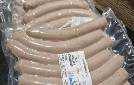 Die Wildbratwürstl bestehen Wildfleisch und Schweinespeck